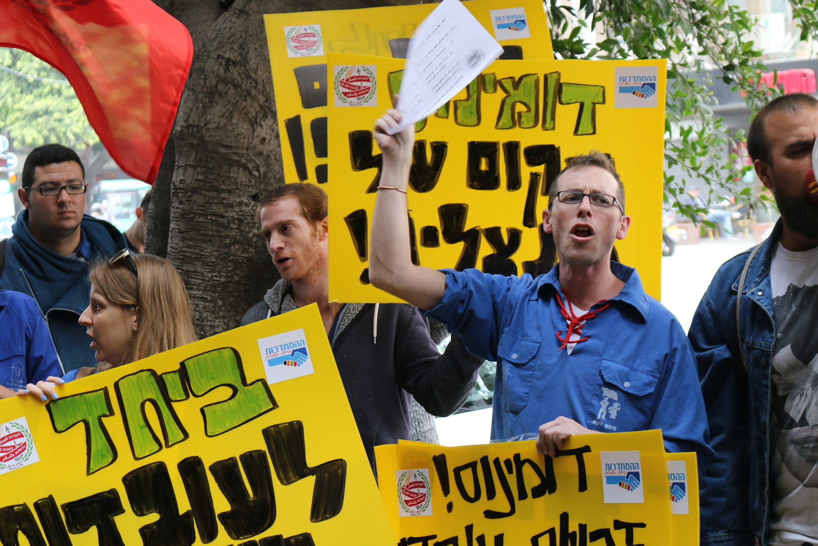הפגנה מול סניף דומינוס פיצה בתל-אביב (צילום: עותמאן אבו וואדי).
