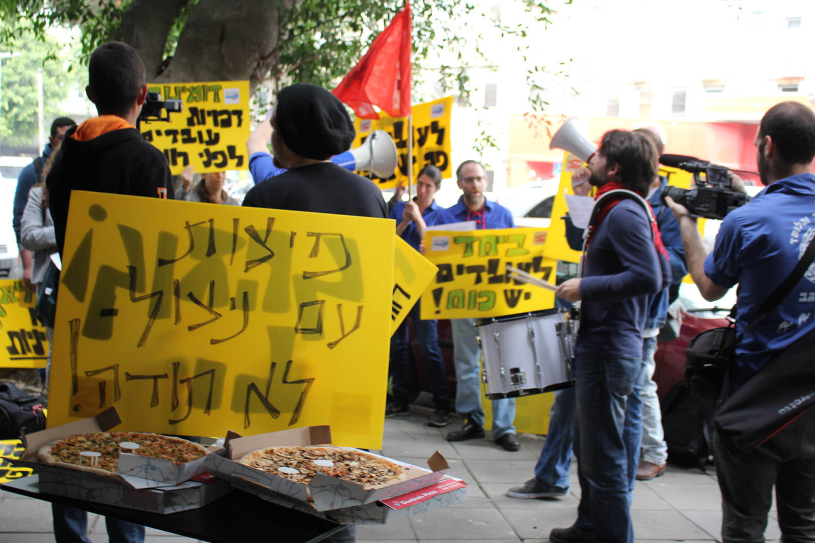 הפגנה מול סניף דומינוס פיצה בתל-אביב (צילום: אחמד אבו ליבדה).
