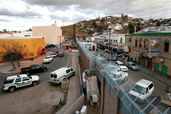 הגבול בין ארצות הברית למקסיקו. מימין העיירה נגולס, מקסיקו. משמאל העיירה נגולס, אריזונה (צילום: Sgt. 1st Class Gordon Hyde  U.S Army)