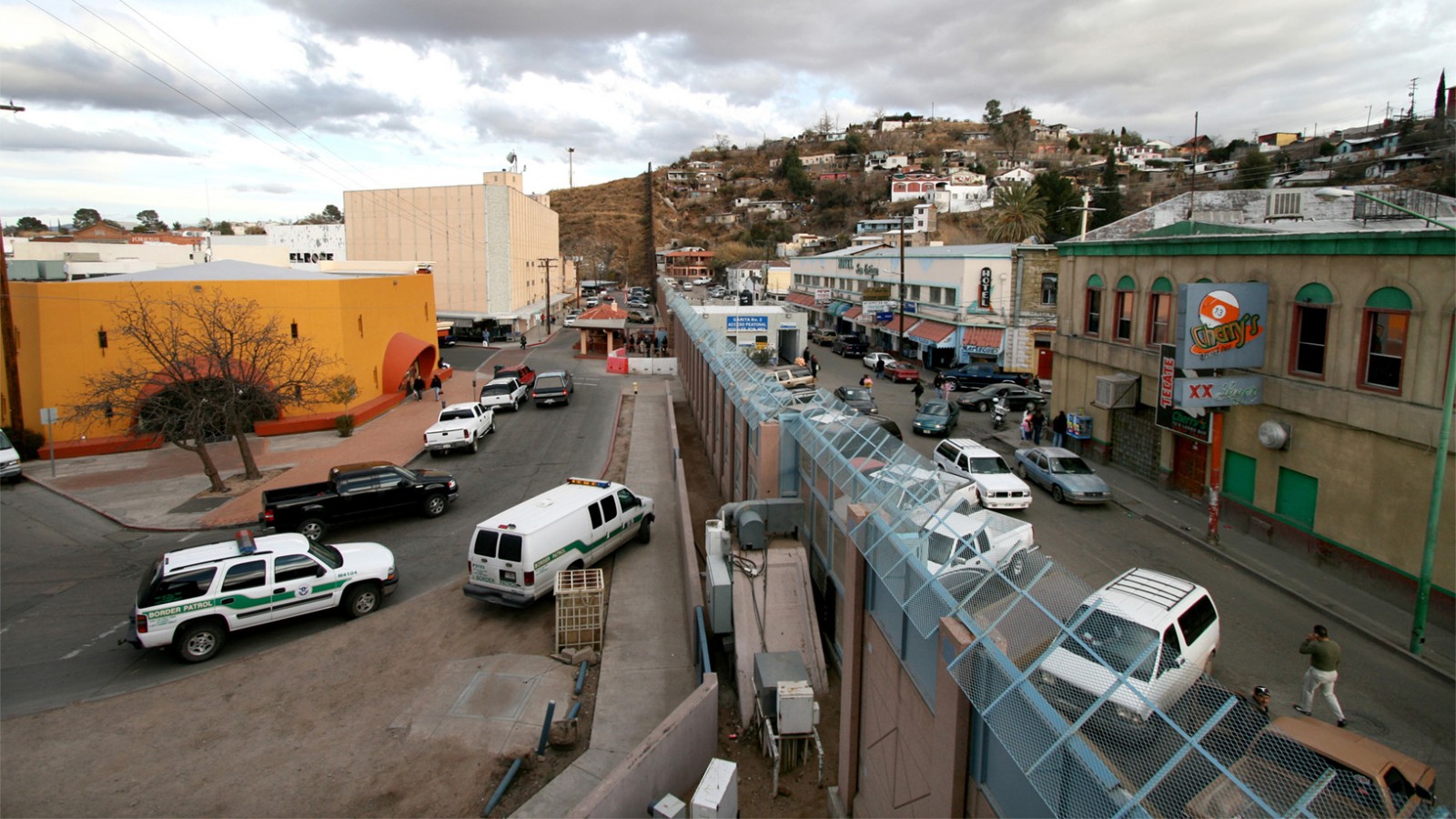 הגבול בין ארצות הברית למקסיקו. מימין העיירה נגולס, מקסיקו. משמאל העיירה נגולס, אריזונה (צילום: Sgt. 1st Class Gordon Hyde U.S Army)