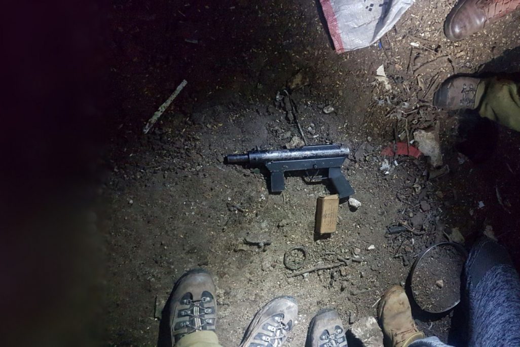 נשק שנמצא ברשות שני מבוקשים מדיר אבו משעל החשודים בביצוע פיגוע הירי אתמול סמוך לכפר (תמונה: דובר צה"ל)