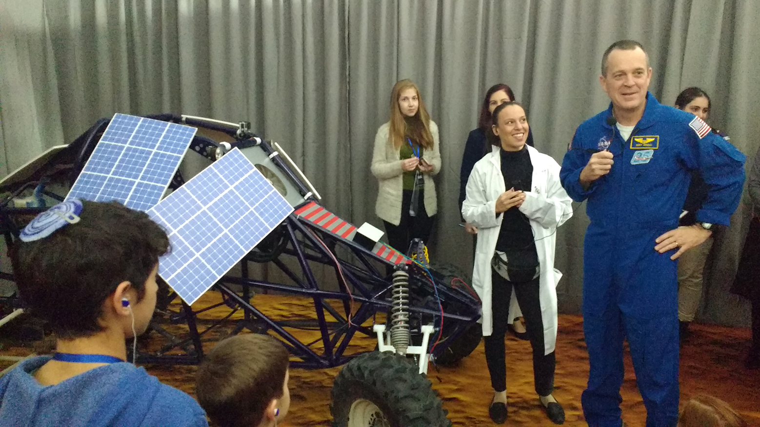 האסטרונאוט ריצ'ארד ארנולד מסביר לבאי התערוכה על התנאים על-פני המאדים. (צילום: דבר ראשון).