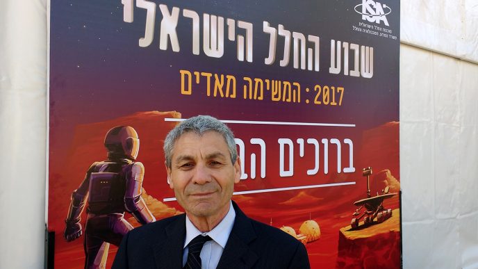 אבי בלסברגר, מנהל סוכנות החלל הישראלית, בפתח ביתן התערוכה במוזיאון א"י. (צילום: דבר ראשון).