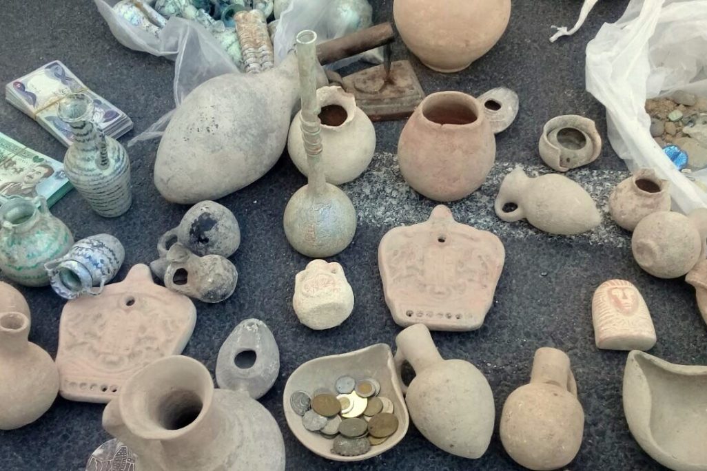 הפריטים שנתפסו, חלקם עתיקים וחלקם מזוייפים (צילום: רשות העתיקות)