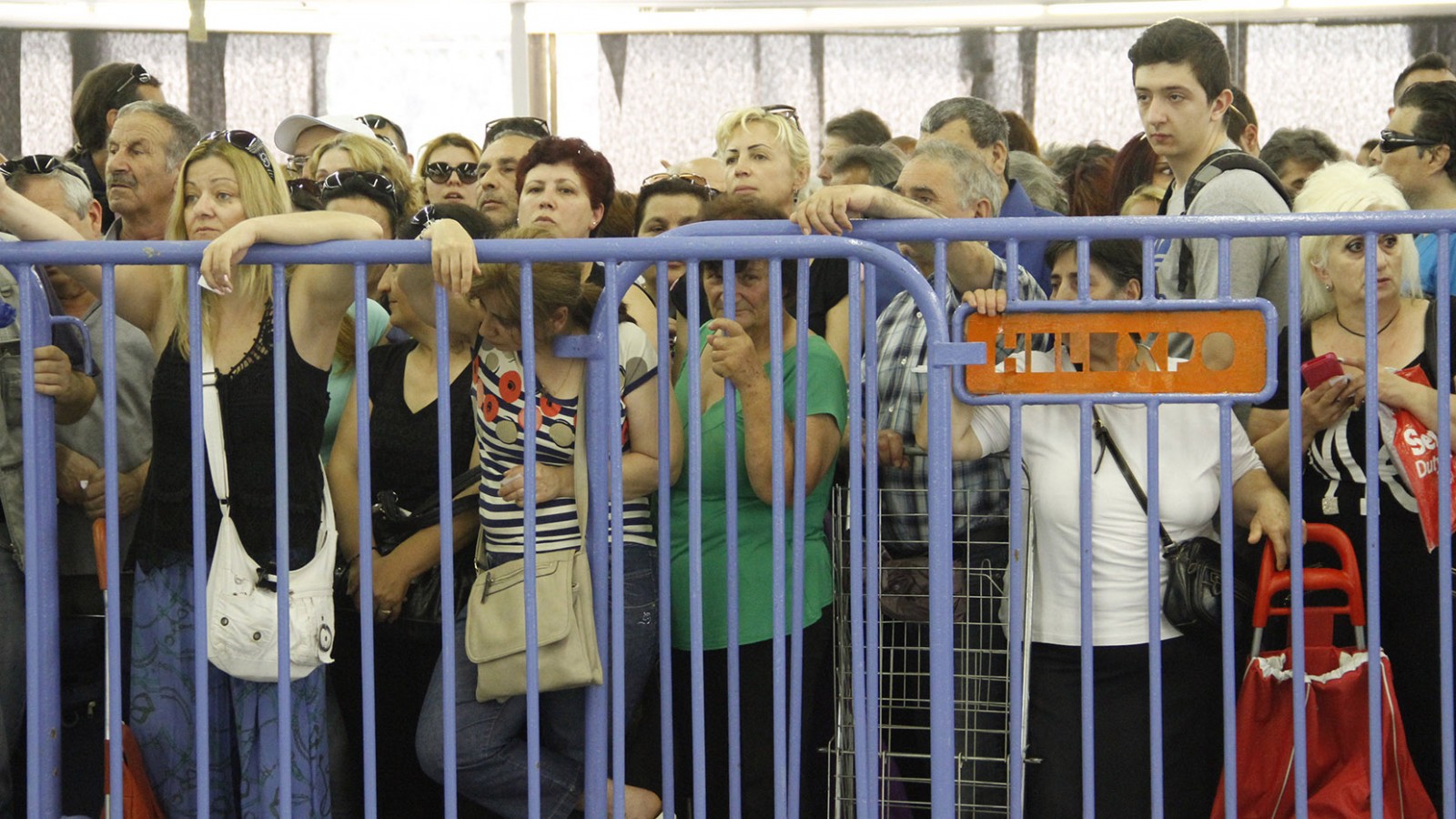 יוונים מחכים בתור לחלוקת מזון בבית תמחוי ממשלתי (צילום: GRIGORIS SIAMIDIS / Shutterstock, Inc)