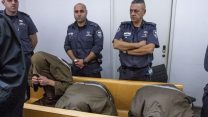 מוחמד סינאווי ושני שותפיו בביתהמשפט בחיפה היום. (צילום: פלאש 90).