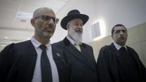 הרב הראשי לשעבר, יונה מצגר, היום בבית המשפט המחוזי בירושלים. (צילום: יונתן זינדל/פלאש 90).