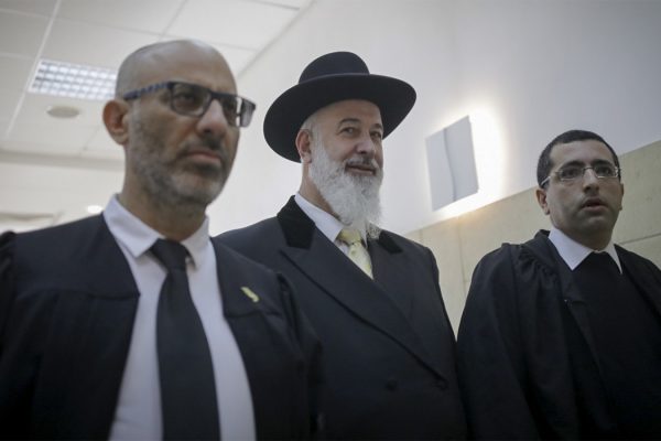 הרב הראשי לשעבר, יונה מצגר, היום בבית המשפט המחוזי בירושלים. (צילום: יונתן זינדל/פלאש 90).