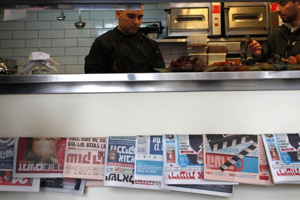 מבחר עיתונים יומיים מוצעים בבית קפה בירושלים (צילום: נתי שוחט/פלאש90)