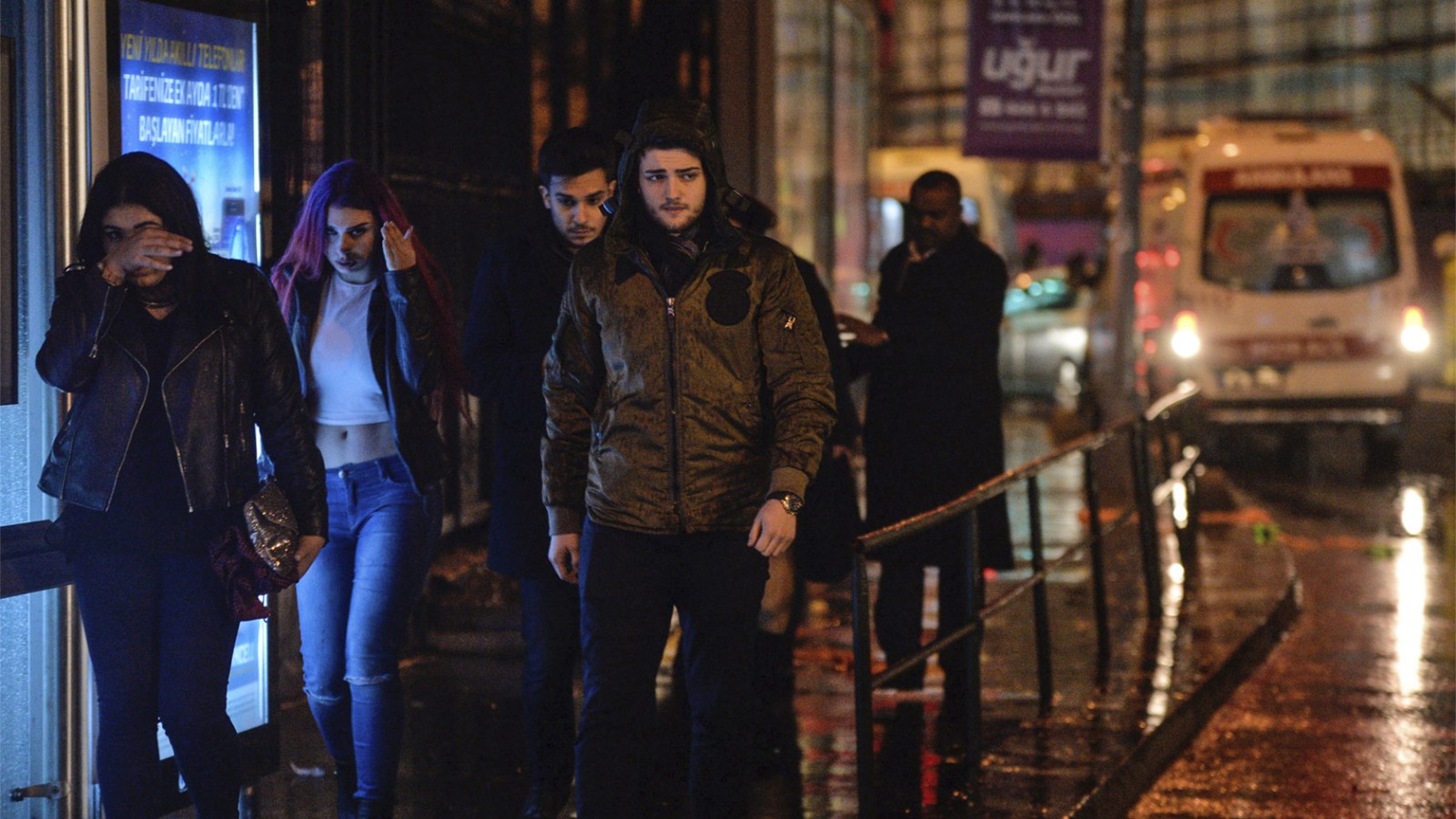 צעירים מתרחקים מזירת הפיגוע באיסטנבול אמש (צילום: AP)