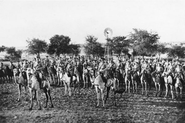 חיל פרשים גרמני רכוב על גמלים בדרום מערב אפריקה במהלך העימותים עם בני ההררו והנמה ב-1904 (מקור: ויקיפדיה).