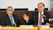 ראש עירית חיפה יונה יהב ויו"ר ועדת המומחים פרופ' אהוד קינן במסיבת העיתונאים.  צילום: ראובן כהן, דוברות עיריית חיפה