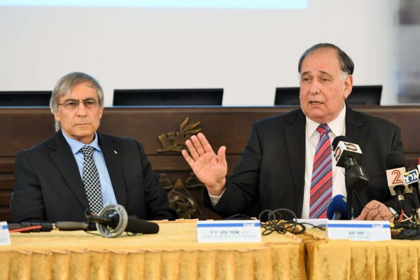ראש עירית חיפה יונה יהב ויו"ר ועדת המומחים פרופ' אהוד קינן במסיבת העיתונאים.  צילום: ראובן כהן, דוברות עיריית חיפה