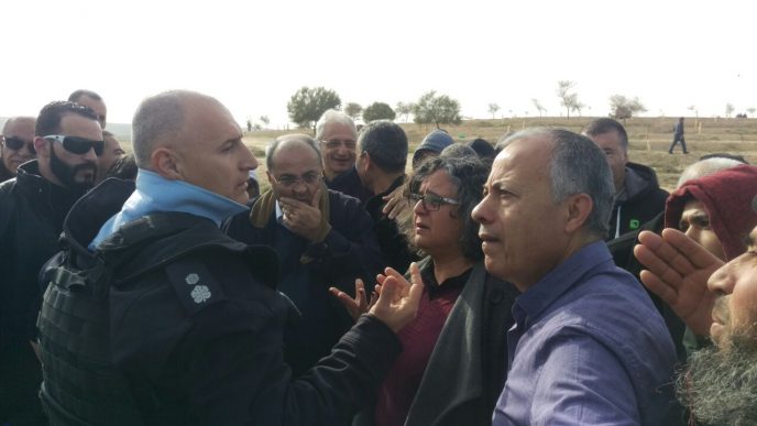 חברת הכנסת אעידה תומא-סולימאן עם כוחות המשטרה בפינוי הכפר אום אל-חיראן הבוקר בנגב.