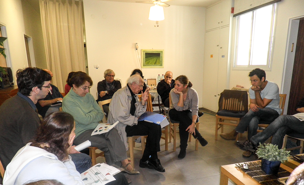 זיגמונט באומן, במרכז, בקיבוץ המחנכים בראשון לציון, שנת 2013. צילום באדיבות דרור ישראל 