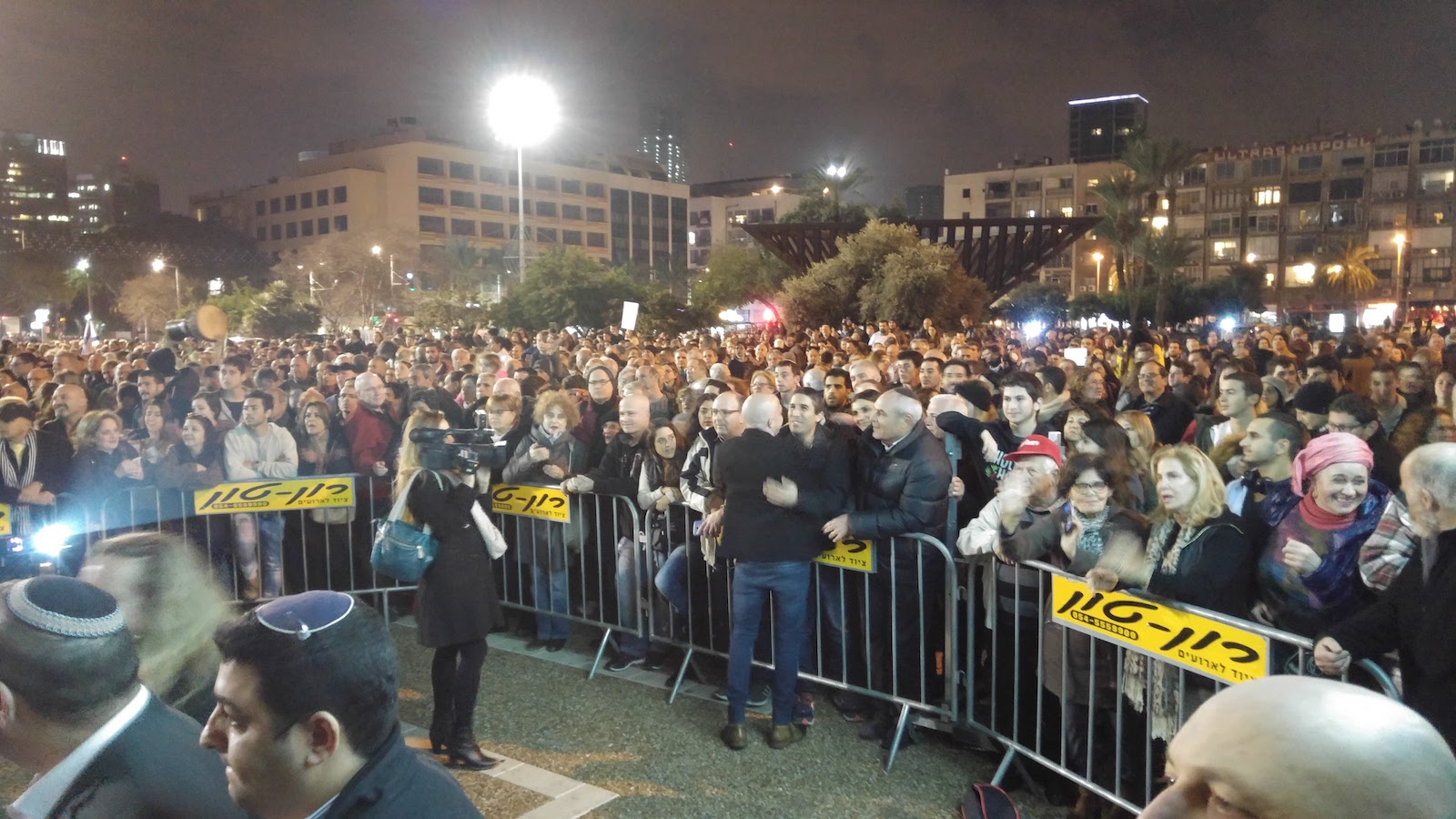 זיו שילון עם הקהל בעצרת האחדות בכיכר רבין (צילום: דבר ראשון).