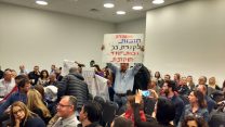 מחאת 'פורום דיור ציבורי' בכנס עמידר להתחדשות עירונית (צילום: דבר ראשון)