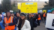 קטי קרקולוב המנופאית שפוטרה כי לא הסכימה לעבוד ברוח בהפגנת המנופאים (צילום: דבר ראשון).