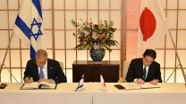 שר האוצר כחלון ושר החוץ היפני פוּמיוֹ קִישִידַה (ללא קרדיט)