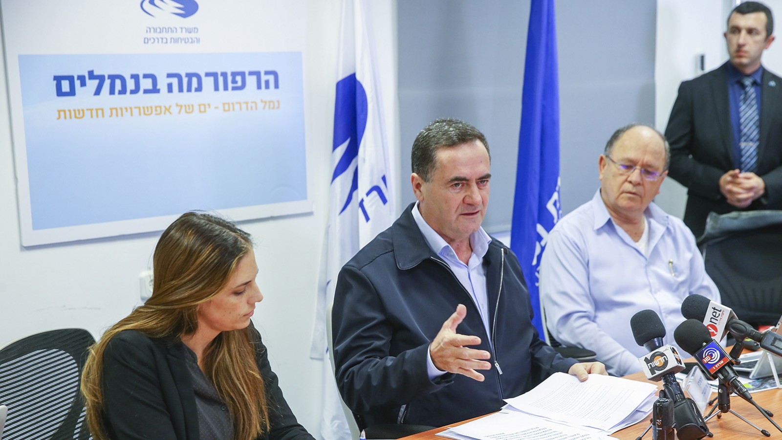 שר התחבורה ישראל כץ במסיבת עיתונאים באתר הבניה של נמל אשדוד החדש (צילום: פלאש90)