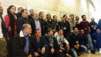 מנופאים בפתח אולם וועדה בכנסת, לקראת דיון בהתפטרותם ההמונית של למעלה ממאתיים מנופאים במחאה על תנאי העסקתם. 1 בפברואר 2017 (צילום: דבר ראשון).