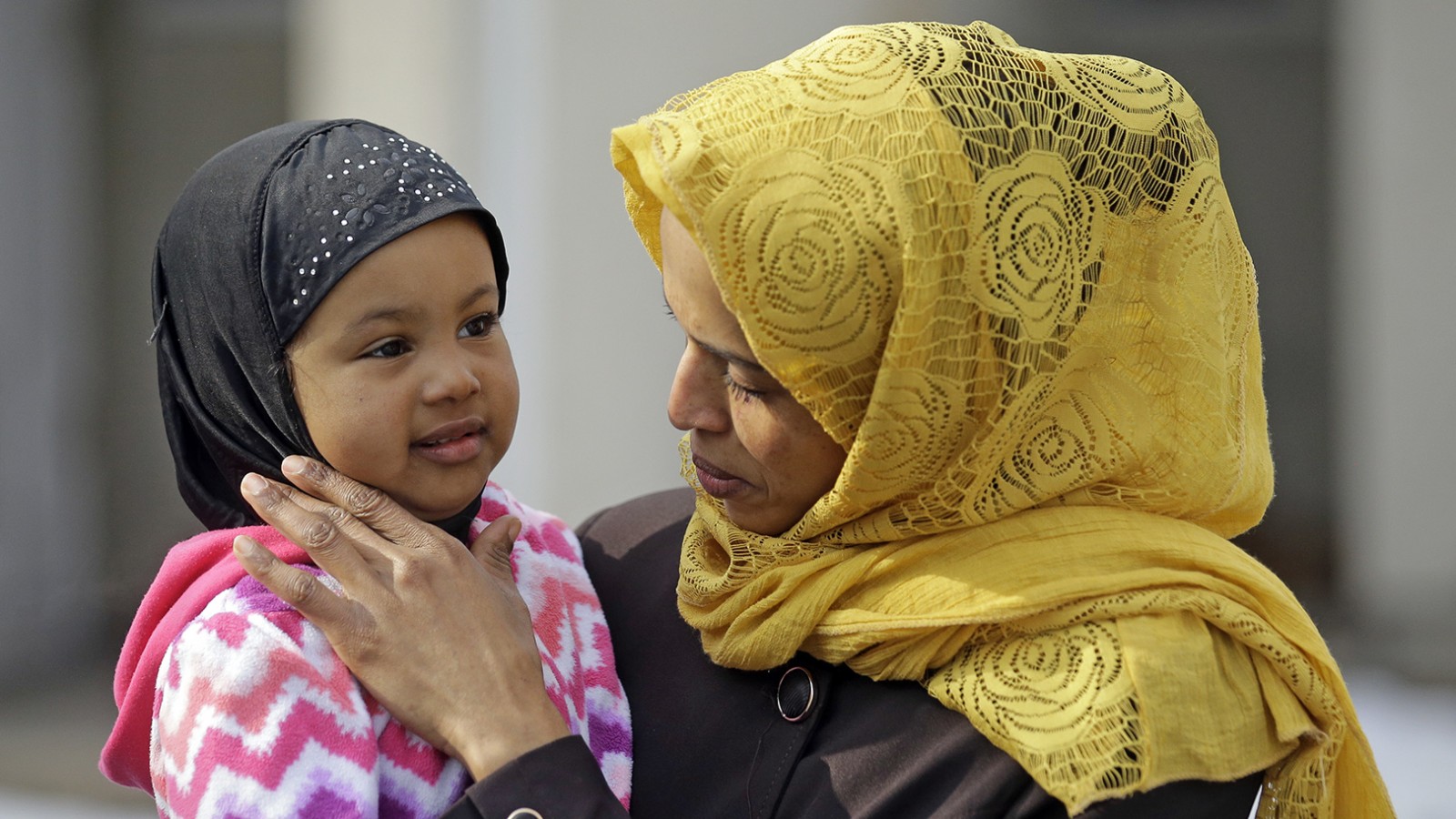 הפליטה הסומלית נימו האשי וביתה תסלים. בעלה תקוע לאחר שהצו הנשיאותי אוסר את כניסתו לארה"ב (צילום: AP).
