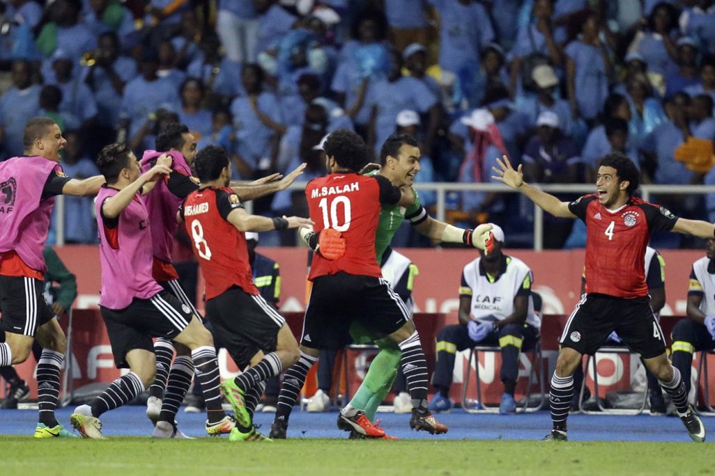 שחקני מצרים חוגגים לאחר הניצחון בפנדלים 4-3 על בורקינה פאסו (צילום: AP).