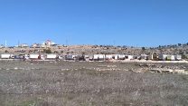 מובילים של משרד הביטחון ממתינים לעלות לעמונה לפנות את רכוש המפונים (צילום: דבר ראשון).