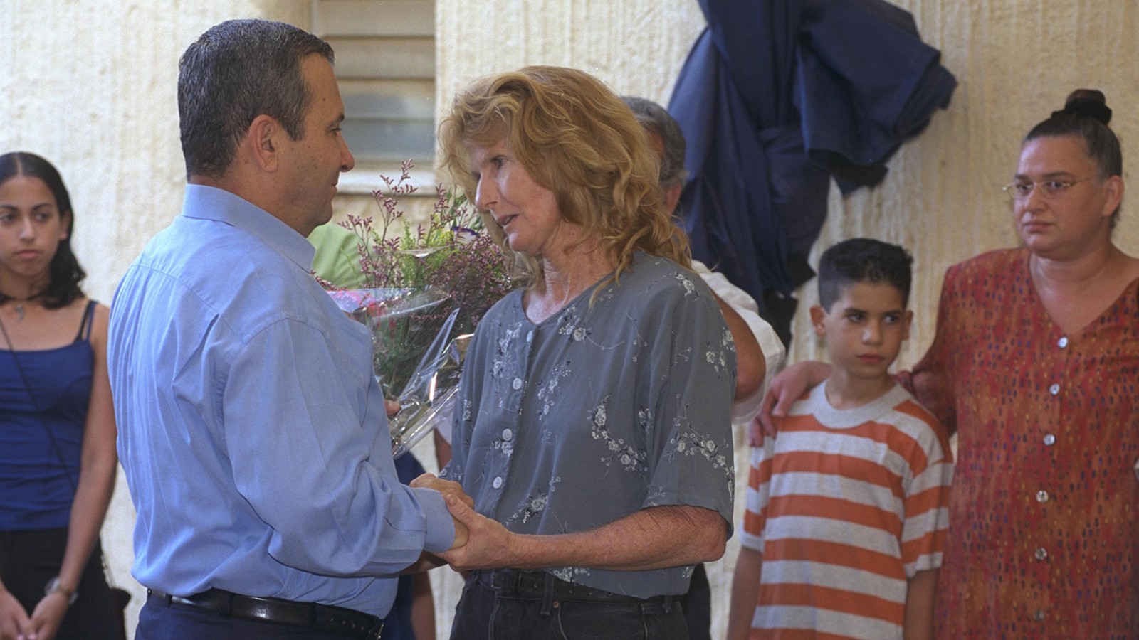 פגישת ראש הממשלה אהוד ברק עם אורנה שמעוני מארגון "ארבע אמהות", בקיבוץ כפר גלעדי בצפון, 1999 (צילום: עמוס בן גרשום/ לע"מ).