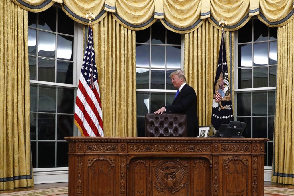 הנשיא טראמפ בחדר הסגלגל (צילום: AP).
