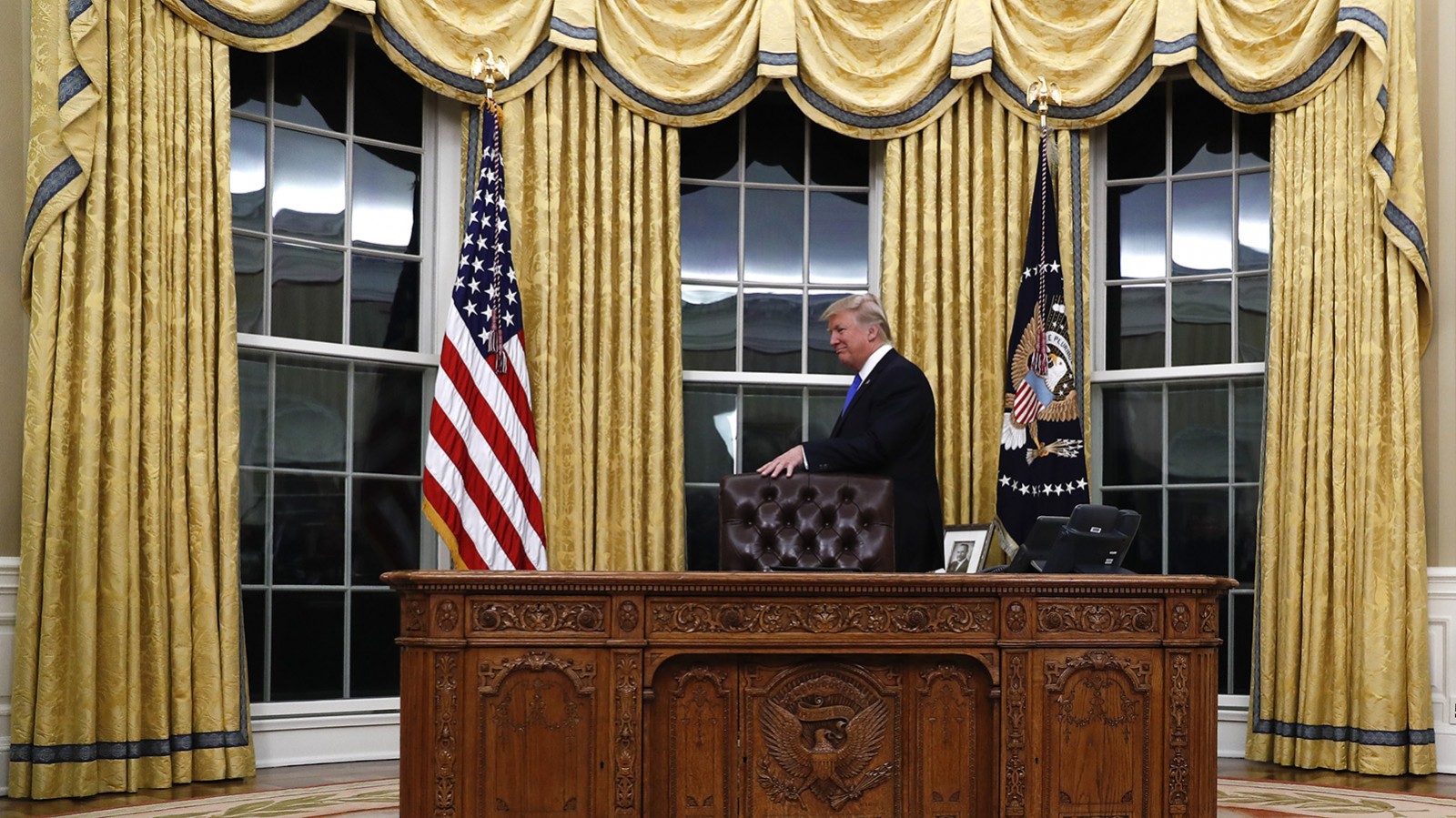 הנשיא טראמפ בחדר הסגלגל (צילום: AP).