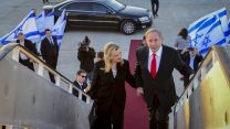 ראש הממשלה בנימיו נתניהו עולה למטוס ללונדון. ארכיון (צילום: קובי גדעון/ פלאש 90).