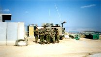תדריך לפני פתיחת ציר ממוצב גלגלית ברצועת הביטחון בלבנון לארץ. ברקע שכונת נרקיס במטולה (צילום: טל ס, מתוך ויקיפדיה)