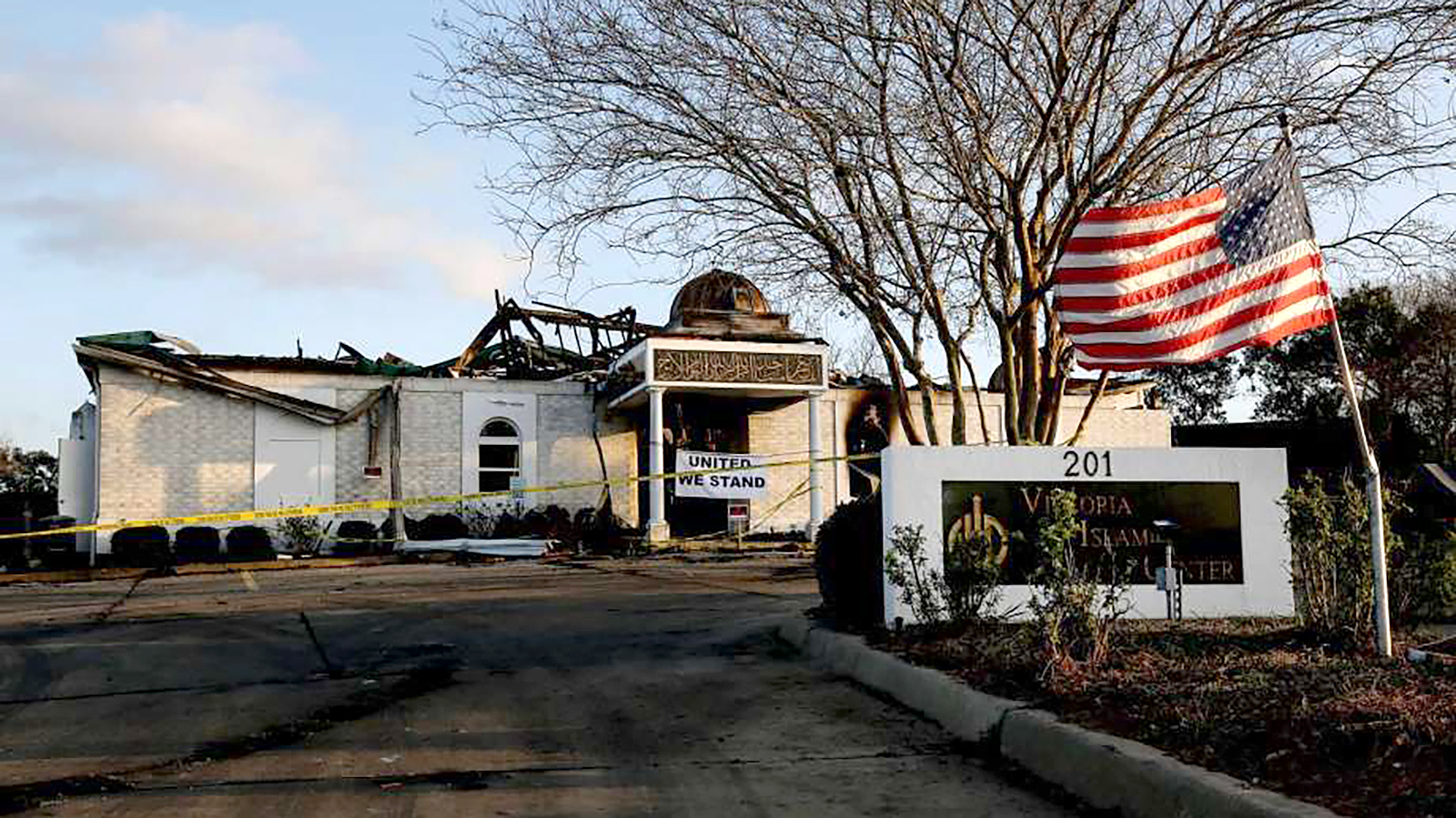 דגל ארה"ב על רקע המסגד השרוף, ויקטוריה - טקסס (צילום:Jon Shapley, מתוך אתר chron).