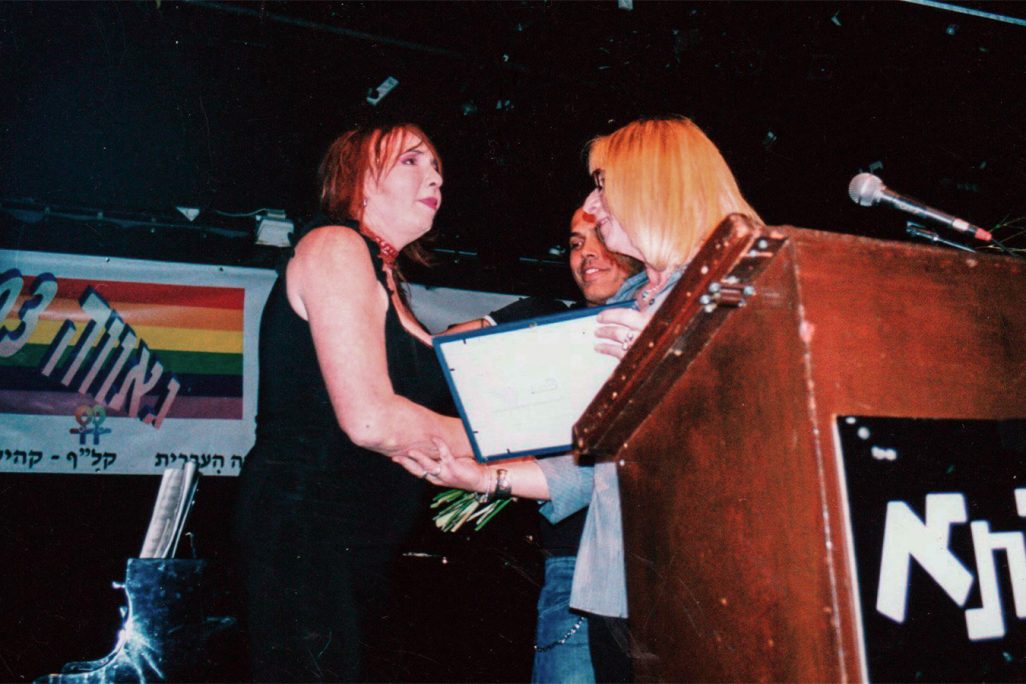 גילה גולדשטיין בטקס קבלת אות יקירת הקהילה בשנת 2003 (צלם לא ידוע).