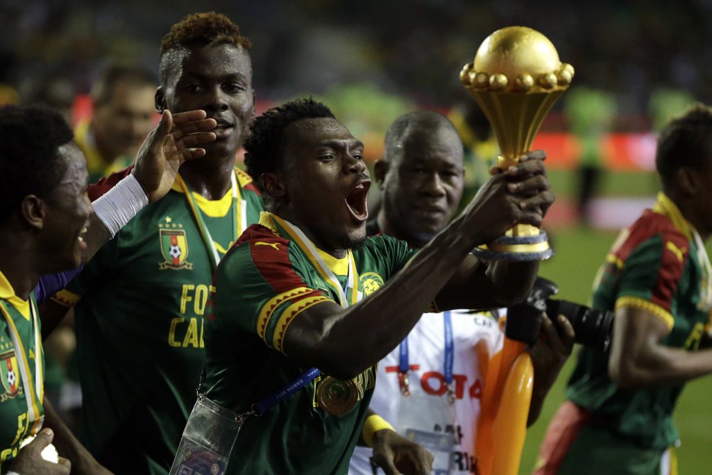 נבחרת קמרון - אלופת אפריקה - אוחזת בגביע (צילום: סוכנות AP).