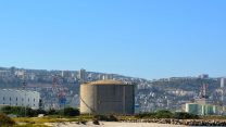 מיכל האמוניה בחיפה (צילום: חיים נתיב).