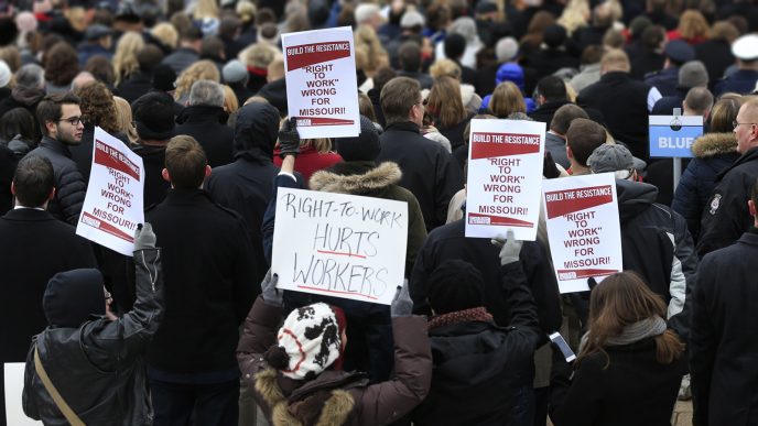 הפגנה נגד החוק 'הזכות לעבוד' הפוגע בעובדים ינואר 2017 (צילום ארכיון: סוכנות AP).