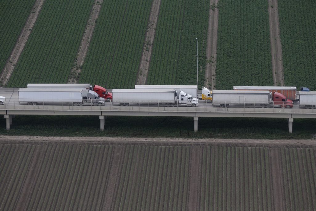 משאיות בגבול בין טקסס למקסיקו (צילום: AP)