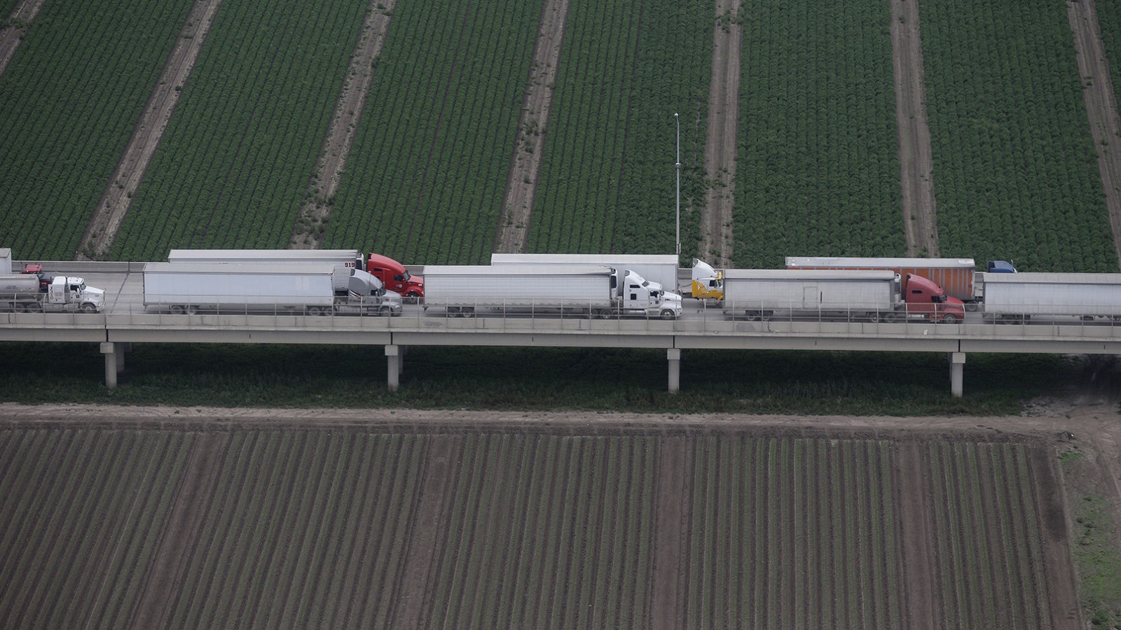 משאיות בגבול בין טקסס למקסיכו (צילום: AP)