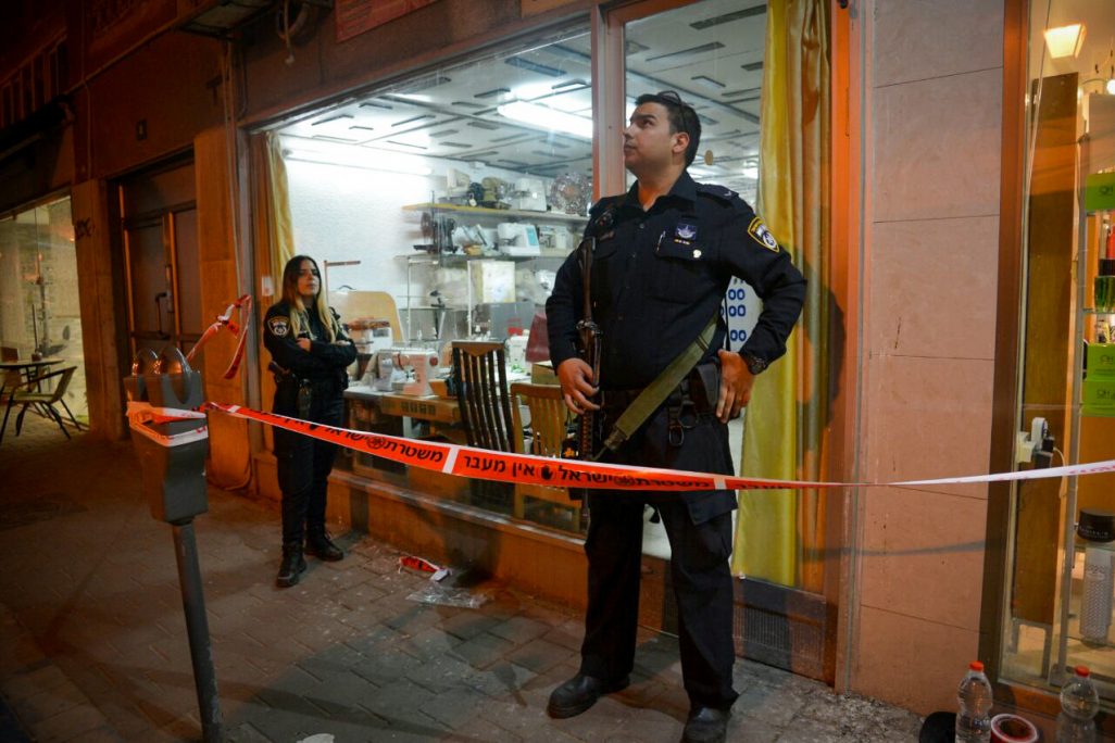 שוטרים שומרים על חנות בשוק פתח תקווה, אחרי פיגוע (צילום: פלאש90)