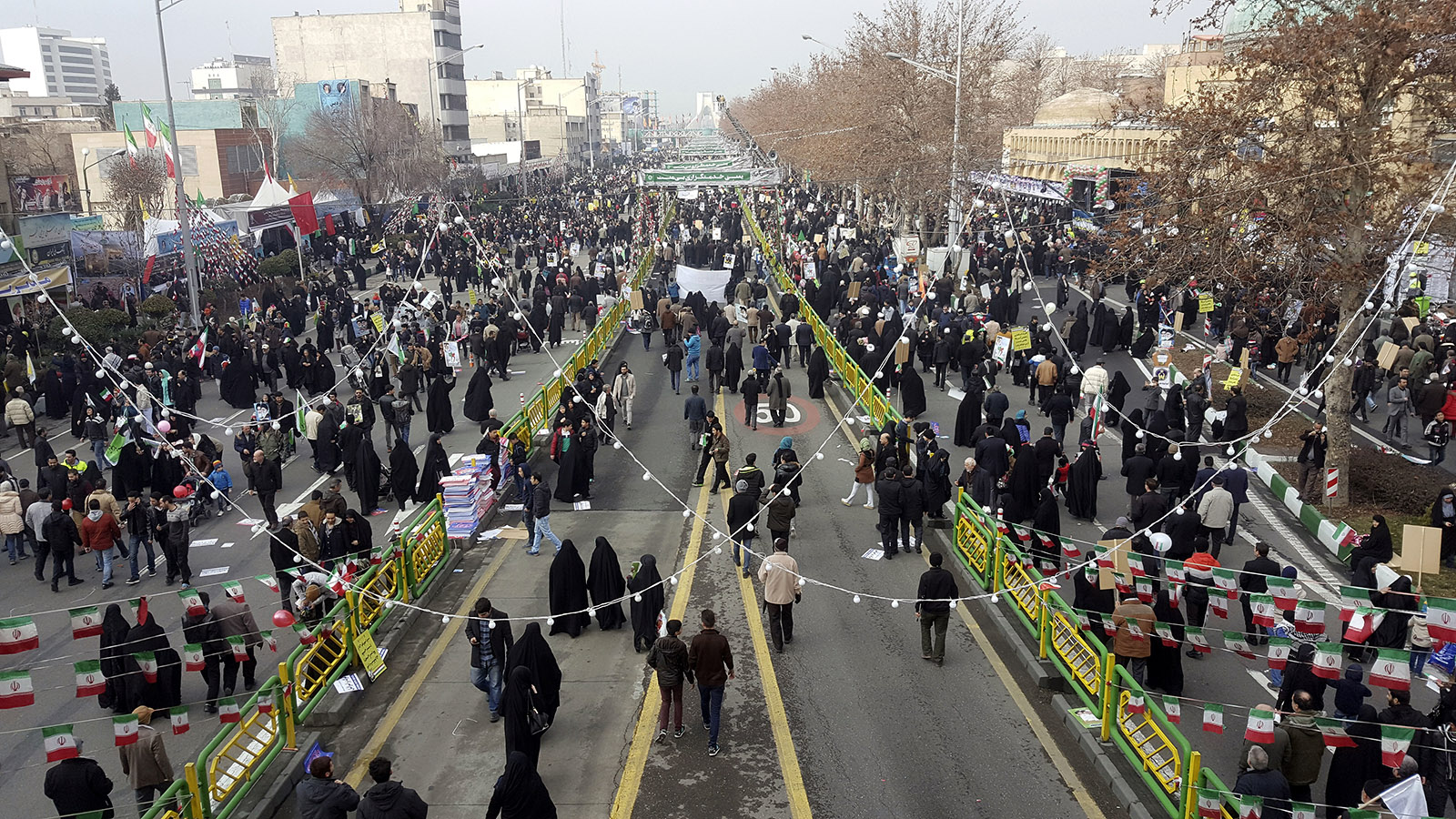 צעדה למיון 38 שנים למהפכה האסלמית בטהראן(צילום: סוכנות AP).
