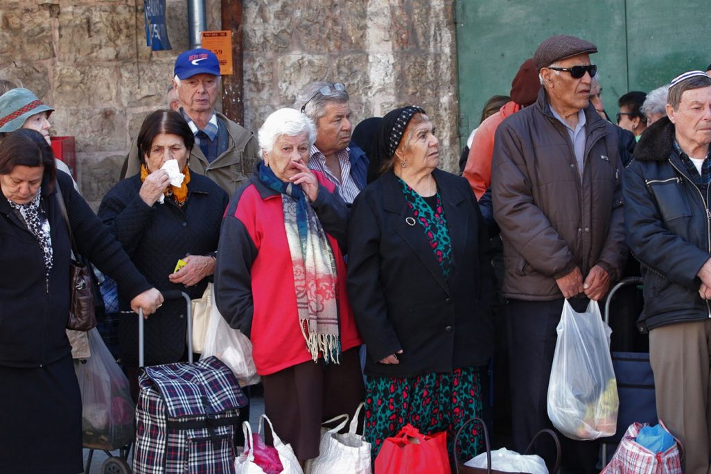 אנשים זקנים ממתינים בתור (צילום: יוסי זמיר / פלאש90).