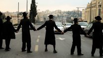 נטורי קרתא חוסמים רחוב בירושלים בסמוך לכביש 1, במחאה על מעצר תלמיד ישיבה שלא התייצב בלשכת הגיוס, 9.2.2017 (צילום: יניב נדב, פלאש 90)
