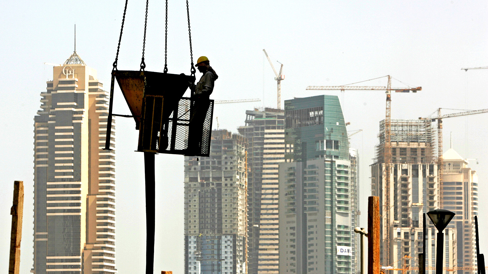 עובד בניין על מנוף בדובאי (צילום: AP Photo/Kamran Jebreili).