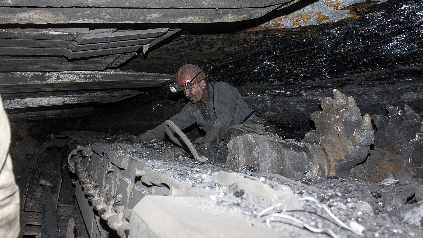 פועל במכרה בדונצק, אורקראינה (צילום: DmyTo / Shutterstock).
