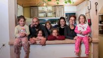 תמר וניזרי בעלה יהוידע והמשפחה בבית בעמונה (צילום: גדעון שרון)