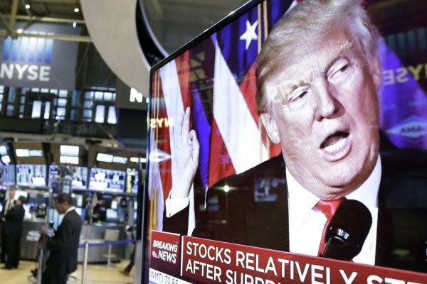 דונלד טראמפ על מקרע הטלוויזיה בבורסת ניו יורק (צילום ארכיון: AP Photo/Richard Drew).