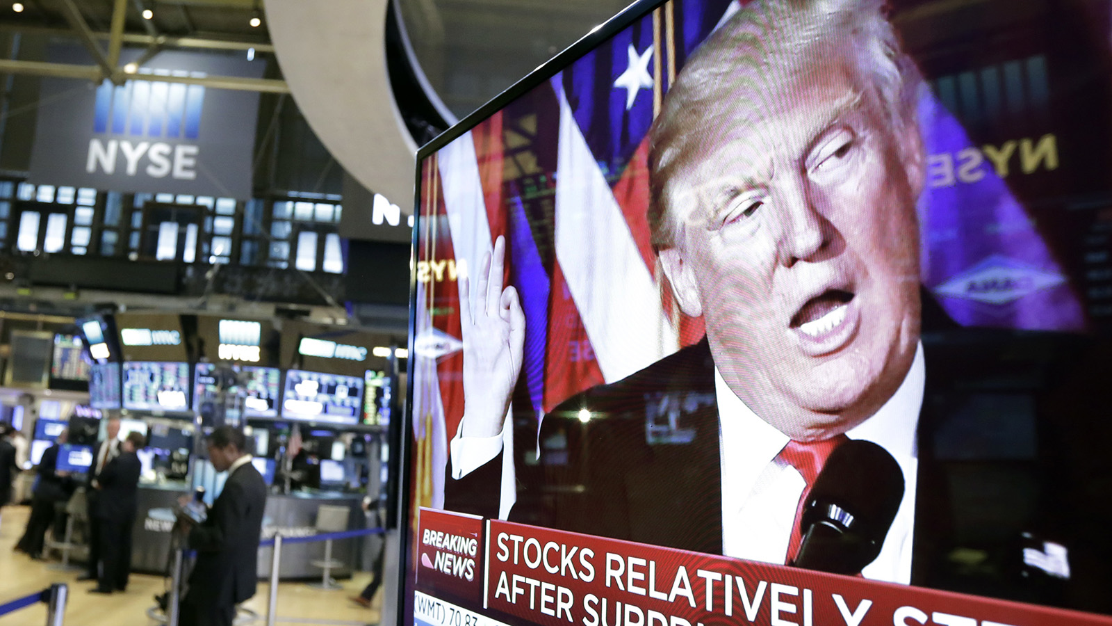 דונלד טראמפ על מקרע הטלוויזיה בבורסת ניו יורק (צילום ארכיון: AP Photo/Richard Drew).