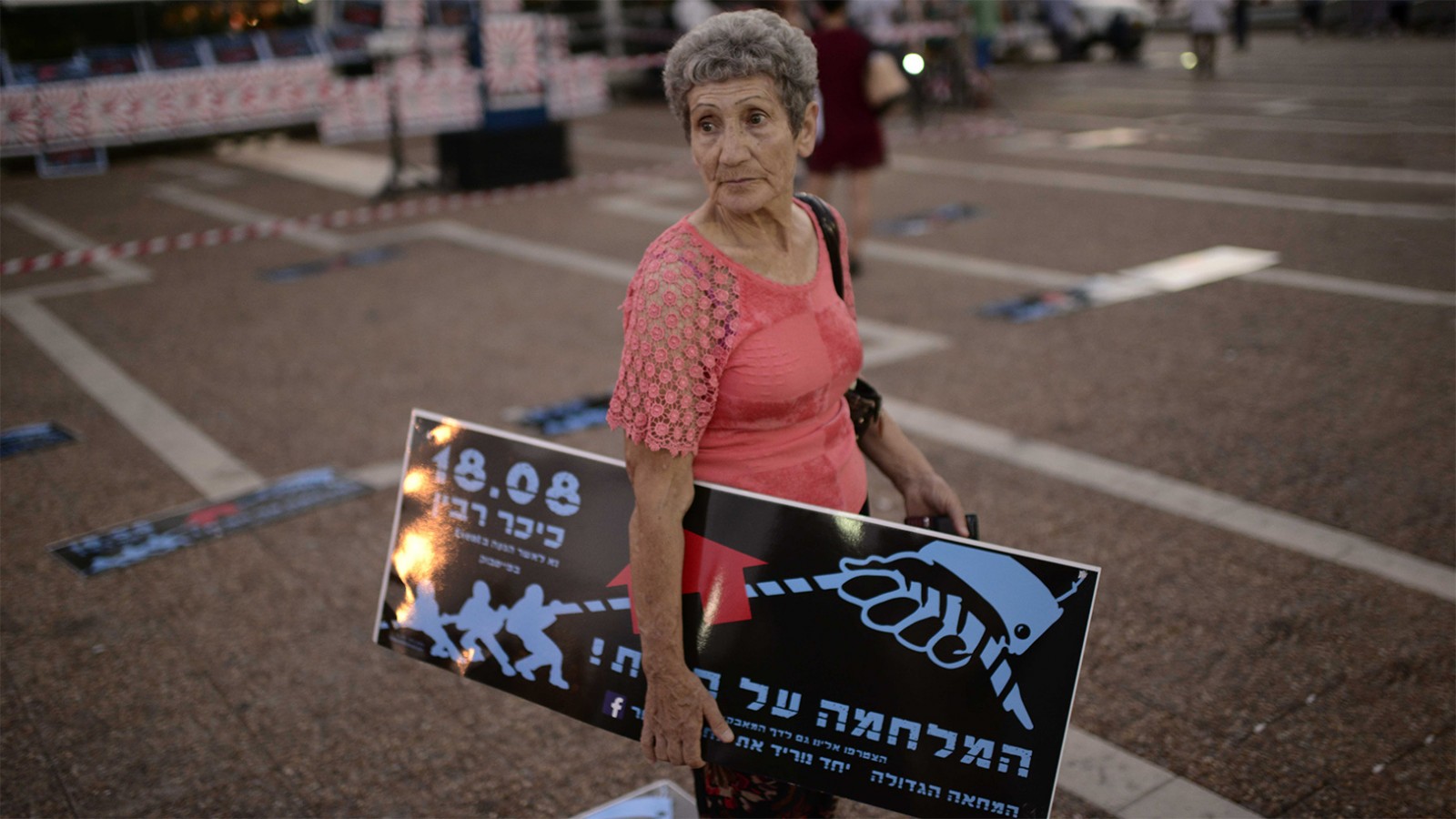 אישה בהפגנת נגד עליית מחירי הדיור בתל אביב באוגוסט 2016 (צילום: תומר ניוברג/ פלאש 90).